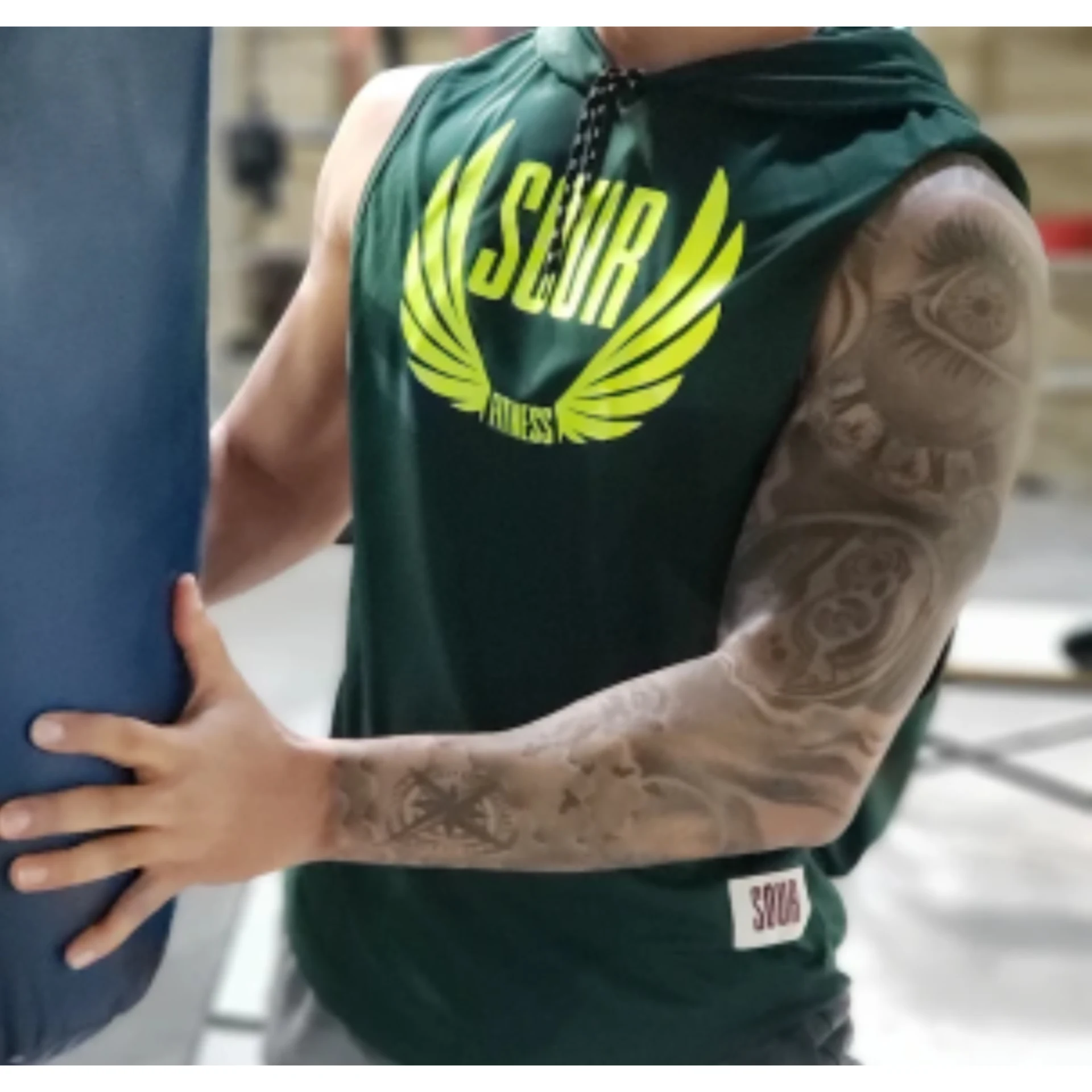Remera con capucha